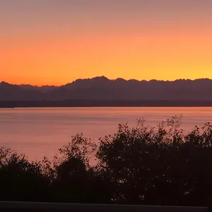 https://luxury-estate-romantic-seaview-guesthouse.seattlehotelsites.com